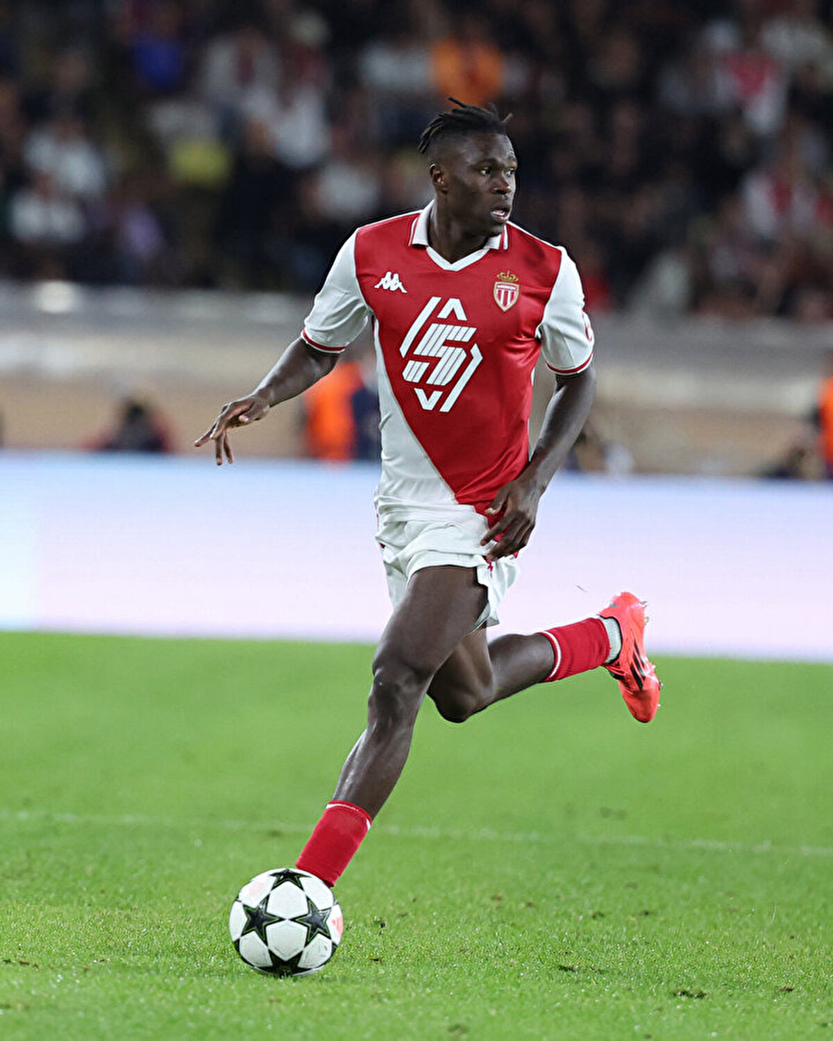 Wilfried Singo kimdir, kaç yaşında, hangi takımda oynuyor?<br><br>Wilfried Stephane Singo, 25 Aralık 2000 doğumlu, Fildişi Sahilli profesyonel bir futbolcudur. Şu anda Fransa Ligue 1 ekiplerinden AS Monaco'da forma giymektedir.<br>