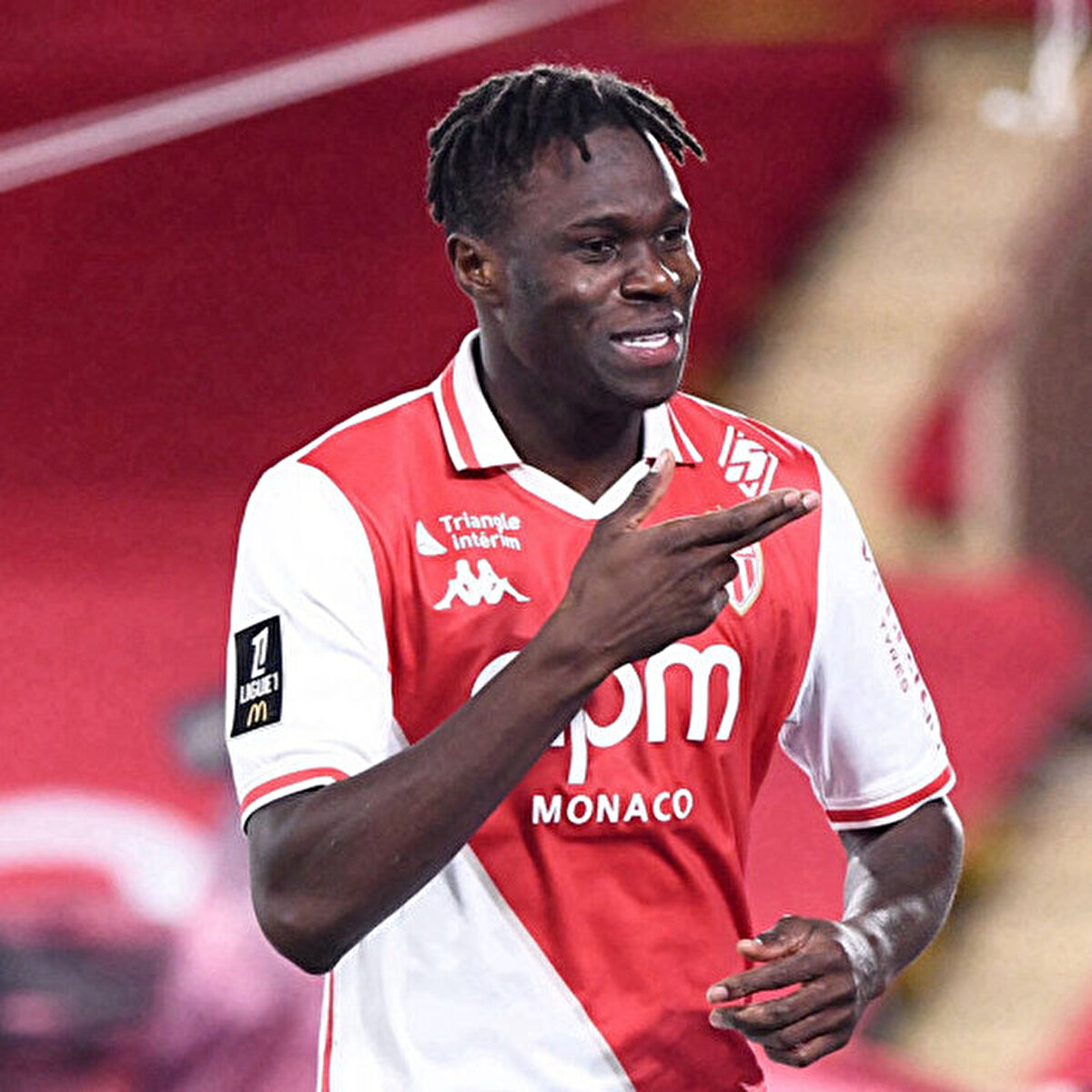 190 cm boyunda ve 79 kg ağırlığında olan Singo, sağ ayaklı bir oyuncudur ve hem stoper hem de sağ bek pozisyonlarında oynayabilen çok yönlü bir savunmacıdır.<br>