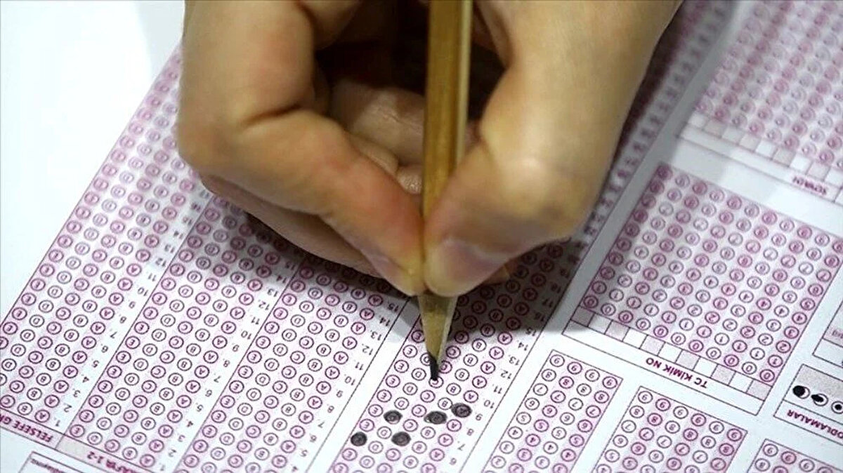 2025 DGS sınav süresi ne kadar?<br><br>Dikey Geçiş Sınavı, 50 sayısal ve 50 sözel olmak üzere toplam 100 sorudan oluşuyor. Adaylara bu soruları yanıtlamaları için 135 dakika yani 2 saat 15 dakika süre verilecek. Sınav, önlisans programlarından edinilen bilgileri ölçmeye değil, muhakeme ve akıl yürütme becerilerini değerlendirmeye yönelik olacak.