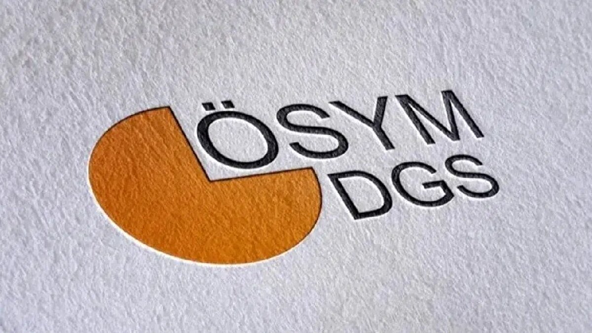 DGS’de yasaklı eşyalar neler?<br><br>Sınav günü sınav salonuna getirilmesi yasak olan bazı eşyalar ise şöyle:<br><br>Cep telefonu, akıllı saat, kulaklık, çağrı cihazı, telsiz, fotoğraf makinesi gibi tüm elektronik cihazlar<br><br>Kol saati, yüzük (sadece alyans serbest), küpe, kolye, bilezik gibi takılar<br><br>Kalem, silgi, kalemtıraş, defter, kitap, hesap makinesi, cetvel, pergel gibi kırtasiye ürünleri<br><br>Yiyecek ve içecekler (sadece şeffaf pet şişede su serbest)<br><br>Cam eşya ve güneş gözlüğü (sadece numaralı gözlük serbest)<br><br>İlaç kutuları, plastik ve metal içerikli aksesuarlar<br><br>Anahtar, cüzdan, ulaşım kartı, kredi kartı ve benzeri kartlar<br><br>Adayların sınav kurallarına uymaları büyük önem taşıyor. Sınav günü yasaklı eşya ile sınav salonuna giriş yapılması halinde sınav geçersiz sayılabiliyor.