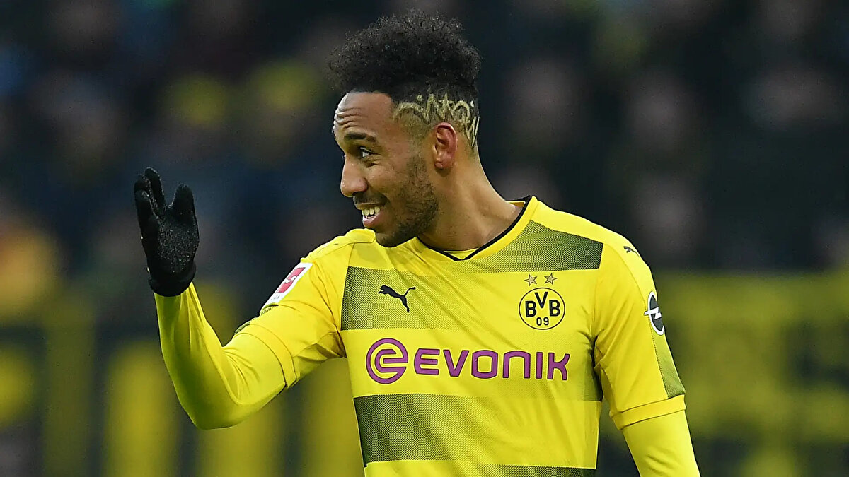 Kariyerinde Monaco, Lille, Marsilya, Borussia Dortmund, Barcelona gibi takımlarda forma giyen Pierre Emerick Aubameyang son olarak Suudi Arabistan ekibi Al Qadsiah forması giymişti.<br>
