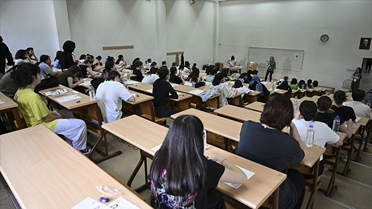 Tercih yaparken nelere dikkat edilmeli?<br><br>Tercih sürecinde dikkat edilmesi gereken en önemli noktalardan biri, başarı sırasına göre tercih yapmak. ÖSYM, adayların sadece puana göre değil, başarı sıralamalarına ve önceki yılların taban puanlarına da göz atmalarını öneriyor. Ayrıca, tercih kılavuzunda belirtilen özel koşullar ve kontenjan durumlarına dikkat etmek büyük önem taşıyor.