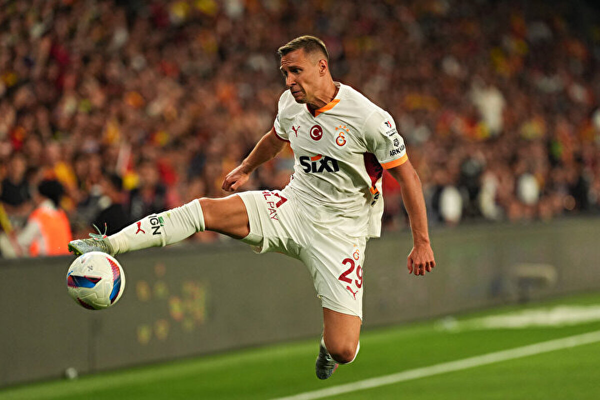 Galatasaray'a yakınlığıyla bilinen gazeteci Burhan Can Terzi'nin aktardığı bilgiye göre; Rennes, Frankowski'nin yıllık bütün maliyetini karşılamayı ve kiralama ücreti ödemek istediklerini Galatasaray'a iletti.<br>