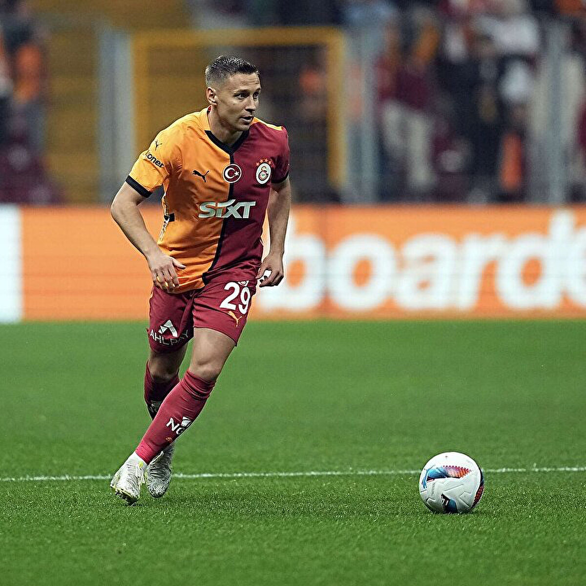 Galatasaray, 7 milyon euroluk zorunlu opsiyonu kullanarak Polonyalı sağ beki sezon sonu kadrosuna kattı ve üç yıllık sözleşme imzaladı. Frankowski, sarı kırmızılı formayla toplamda 15 maça çıkarken 1 asistlik performans sergiledi.<br>