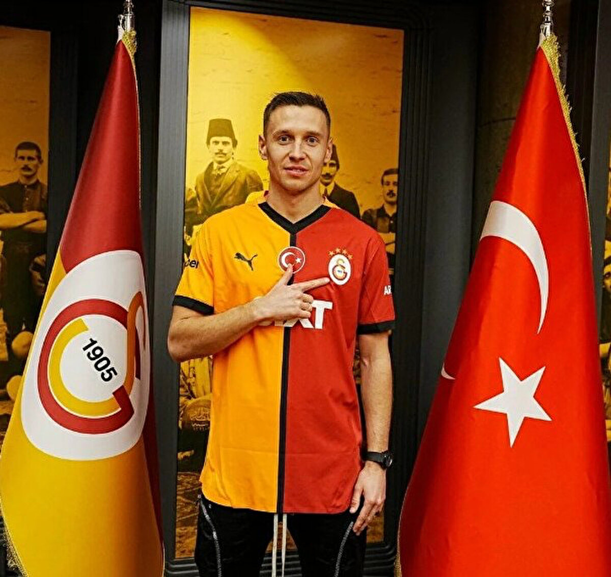 Sarı kırmızılı yetkililerin Rennes'in bu teklifine sıcak baktığı belirtildi. Frankowski ikna olursa, Fransız temsilcisinde bir yıl kiralık olarak forma giyecek.<br>