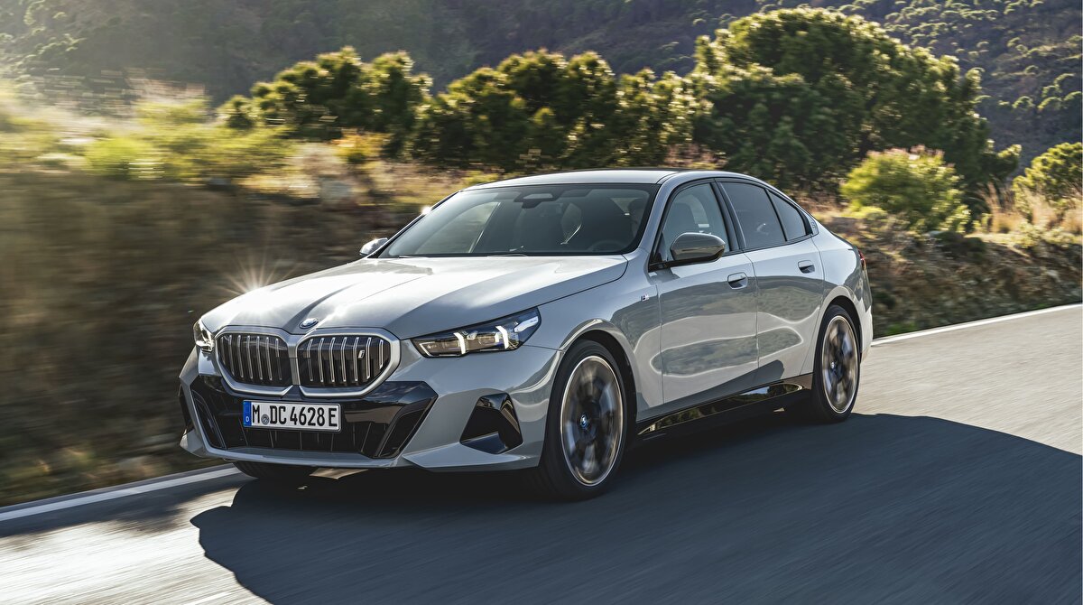10. BMW<br>Hem performansı hem de sürüş keyfiyle tanınan BMW, son yıllarda artan kalite standartlarıyla güvenilirlik sıralamasında ilk 10’da yer almayı başardı.