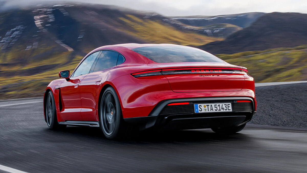 9. Porsche<br>Yüksek performans ve üst düzey mühendisliğin buluşma noktası Porsche, lüks spor araçlar arasında güvenilirliğiyle ön plana çıkıyor.