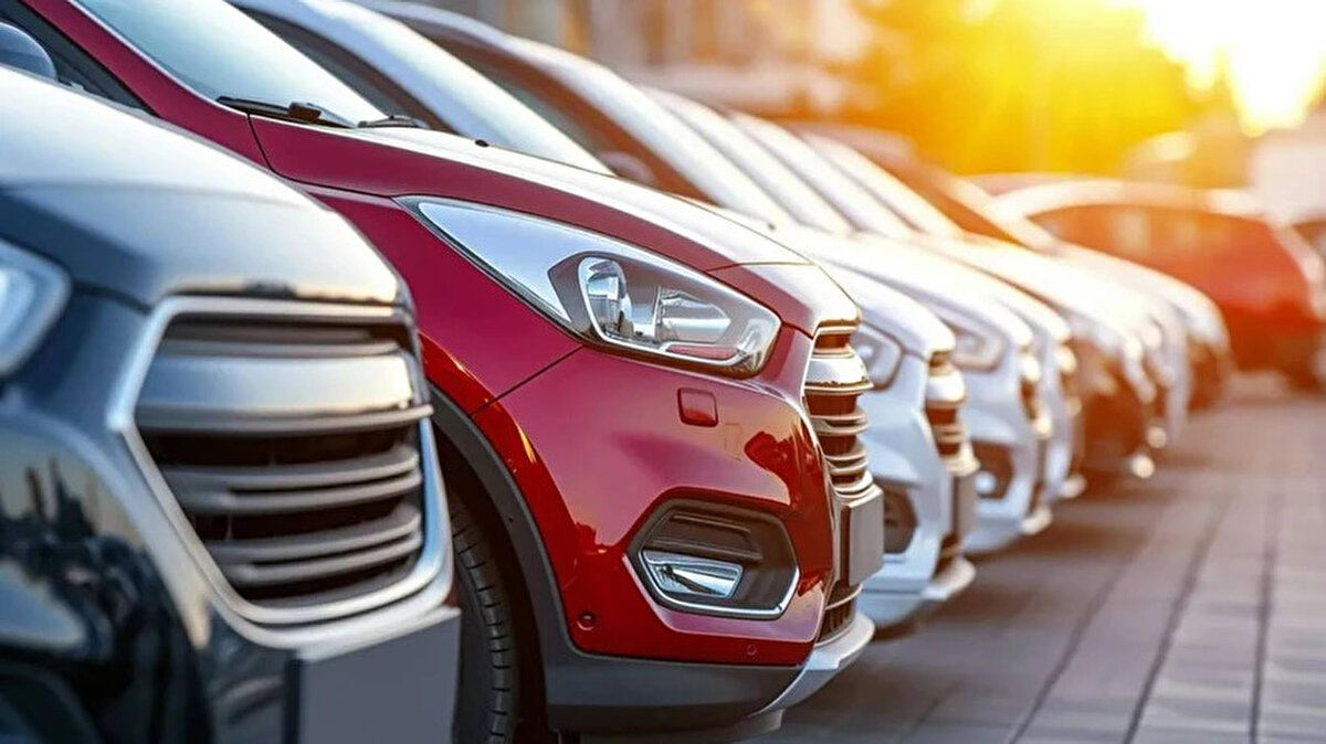 En az güvenilen otomobil markaları 2025<br><br>Güvenilirlik araştırmalarında sınıfta kalan ve kullanıcıların en çok şikâyet ettiği otomobil markaları da açıklandı. Elektriksel arızalar, motor problemleri ve yüksek bakım maliyetleri bu listeye girmenin başlıca nedenleri oldu.<br><br>1. Land Rover<br>Lüks arazi araçlarıyla ünlü olan Land Rover, sık yaşanan elektrik ve mekanik sorunlar nedeniyle listenin en alt sırasına yerleşti. Özellikle Range Rover ve Discovery sahiplerinin şikâyetleri dikkat çekti.<br><br>2. Fiat<br>Yıllardır güvenilirlik sorunlarıyla anılan Fiat, özellikle 500 ve 500L modellerinde düşük memnuniyet puanları aldı.<br><br>3. Jeep<br>Arazi kabiliyetiyle ünlü olsa da Jeep, sürekli tekrarlayan arızalarıyla olumsuz yorumlar aldı. Wrangler ve Cherokee gibi modeller kronik sorunlarla gündemde.<br><br>4. Alfa Romeo<br>Tasarımıyla dikkat çekse de Alfa Romeo kullanıcıları sık yaşanan arıza sorunlarından şikâyetçi.<br><br>5. Tesla<br>Elektrikli otomobil dünyasının öncüsü Tesla, yazılım ve üretim hataları nedeniyle güvenilirlik listelerinde alt sıralarda yer alıyor.<br><br>6. Jaguar<br>Lüks segmentte yer alan Jaguar, arıza oranlarının yüksekliği nedeniyle olumsuz puanlar topladı.<br><br>7. Volvo<br>Güvenlik denince akla ilk gelen markalardan Volvo, ne yazık ki dayanıklılık konusunda aynı başarıyı gösteremedi. Elektrik sorunları ve karmaşık sistemler dikkat çekiyor.<br><br>8. Cadillac<br>Amerikan markası Cadillac, yüksek bakım maliyetleri ve kronik arızalarıyla sürücülerin en çok şikâyet ettiği markalardan biri oldu.<br><br>9. Mini Cooper<br>Tasarımıyla ilgi çeken Mini Cooper, küçük ama sık sık arıza çıkaran bir otomobil olarak listeye girdi.<br><br>10. Chrysler<br>Özellikle elektrikli aksam arızaları ve zayıf işçilik kalitesi nedeniyle Chrysler, en az güvenilen markalar listesinde yer aldı.