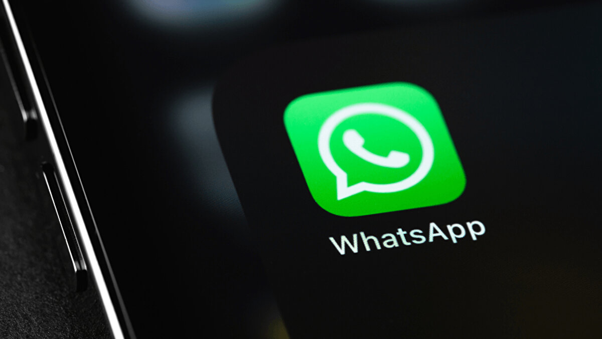 Gizlilik devam ediyor<br><br>WhatsApp, özel mesajların ve aramaların reklamlarla kesintiye uğramayacağını vurguluyor. Tüm özel konuşmalar uçtan uca şifreleme ile korunmaya devam edecek. Reklamlar yalnızca “Güncellemeler” sekmesinde görünecek ve hedeflemede sadece şehir, ülke, uygulama dili, takip edilen kanallar ve önceki reklam etkileşimleri kullanılacak.