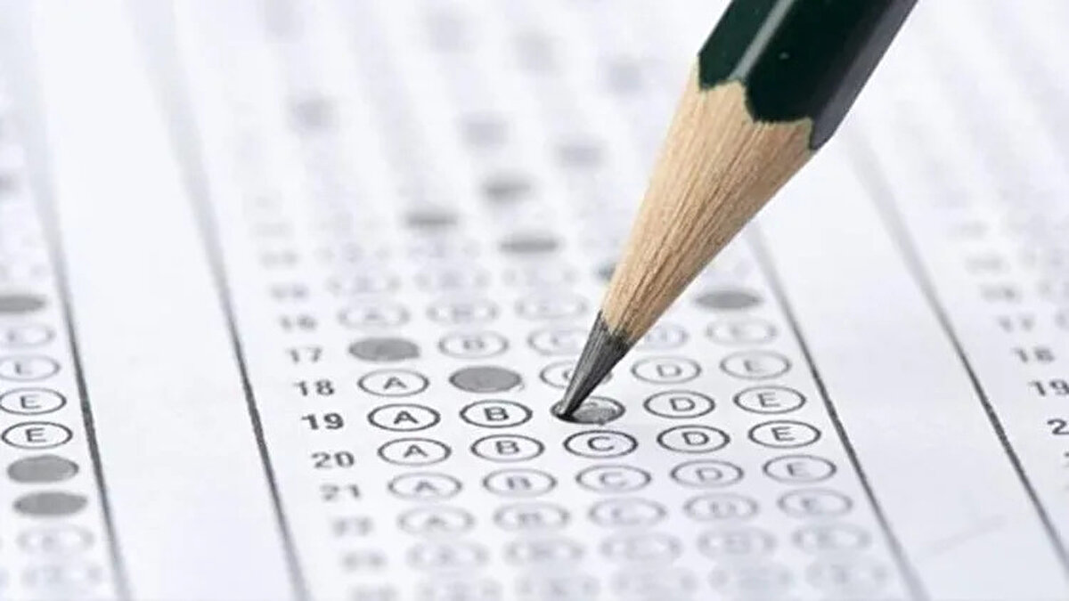 Polislik 2025 taban puanları belli oldu mu?<br><br>Polis olmak isteyen binlerce adayın gözü Emniyet Genel Müdürlüğü’nden (EGM) gelecek duyuruda. 2025 yılı PMYO taban puanları henüz açıklanmadı. Adaylar, resmi kılavuzun yayımlanmasını bekliyor.<br><br>Geçmiş yıllara bakıldığında, 2024 PMYO başvurusunda adayların Temel Yeterlilik Testi (TYT) oturumunda en az 250 ham puan alması gerekiyordu. 2025 yılı için de benzer bir barajın uygulanması bekleniyor ancak kesin bilgiler, EGM tarafından yayımlanacak başvuru kılavuzuyla netleşecek.