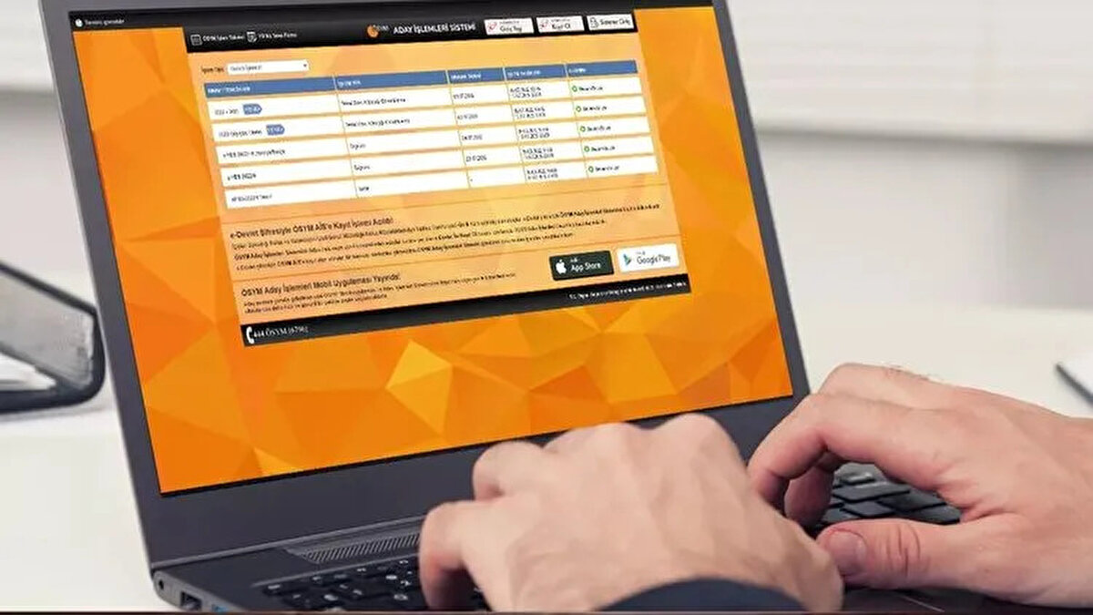 PMYO 2025 TYT puanı ile polis olunabilir mi?<br><br>PMYO başvuru şartları arasında TYT’den alınan puan büyük önem taşıyor. Geçmiş verilerden hareketle polislik için en az 250 ham puan hedeflenmesi tavsiye ediliyor. Peki, bu puana ulaşmak için kaç net yapmak gerekiyor? İşte TYT net sayısına göre yaklaşık puan hesaplamaları:<br><br>20 net yapan bir aday yaklaşık 201,867 ham puan, 237,867 yerleştirme puanı alıyor ve başarı sıralaması 1 milyon 832 bin civarında oluyor.<br><br>30 net ile puan yaklaşık 231,570 ham puan, 267,570 yerleştirme puanı seviyesine çıkıyor. Sıralama 1 milyon 328 bin dolaylarında.<br><br>40 net yapan bir aday ise 261,437 ham puan, 297,437 yerleştirme puanı elde ediyor.<br><br>Bu verilere göre polis olmak isteyen adayların en az 30-35 net yaparak 250 ham puan barajını aşmaları tavsiye ediliyor.