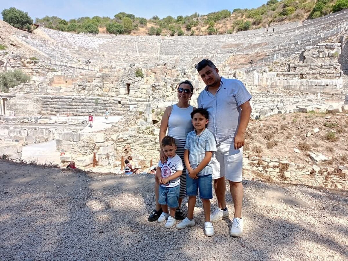 Cezaevinde ölü bulundu<br><br>Katil zanlısı Turgay Gezgin çıkarıldığı mahkemece tutuklanmasının ardından Nazilli Kapalı Cezaevi’ne konuldu. Sonrasında Adana Kapalı Cezaevi’ne sevk edilen Gezgin cezaevi görevlileri tarafından ölü bulundu.