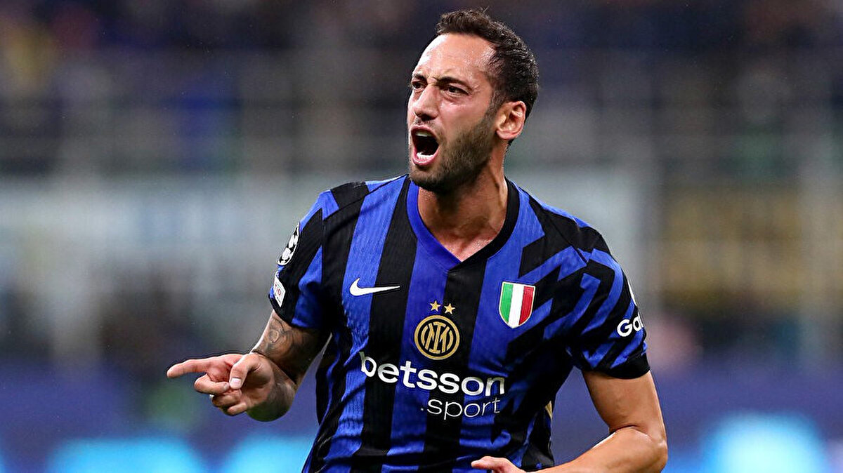 Ali Koç'tan Çalhanoğlu sinyali<br><br>Fenerbahçe Başkanı Ali Koç, "19.07 Dünya Fenerbahçeliler Günü" balosunda yaptığı açıklamada sarı-lacivertli kulübün yöneticilerinden Hakan Safi'nin büyük bir transfer için söz verdiğini kaydetmişti. Koç, "Sayın Hakan Safi büyük bir transfer yapacağının sözünü verdi." diyerek, Hakan Çalhanoğlu transferi için sponsorun hazır olduğunun sinyalini verdi.