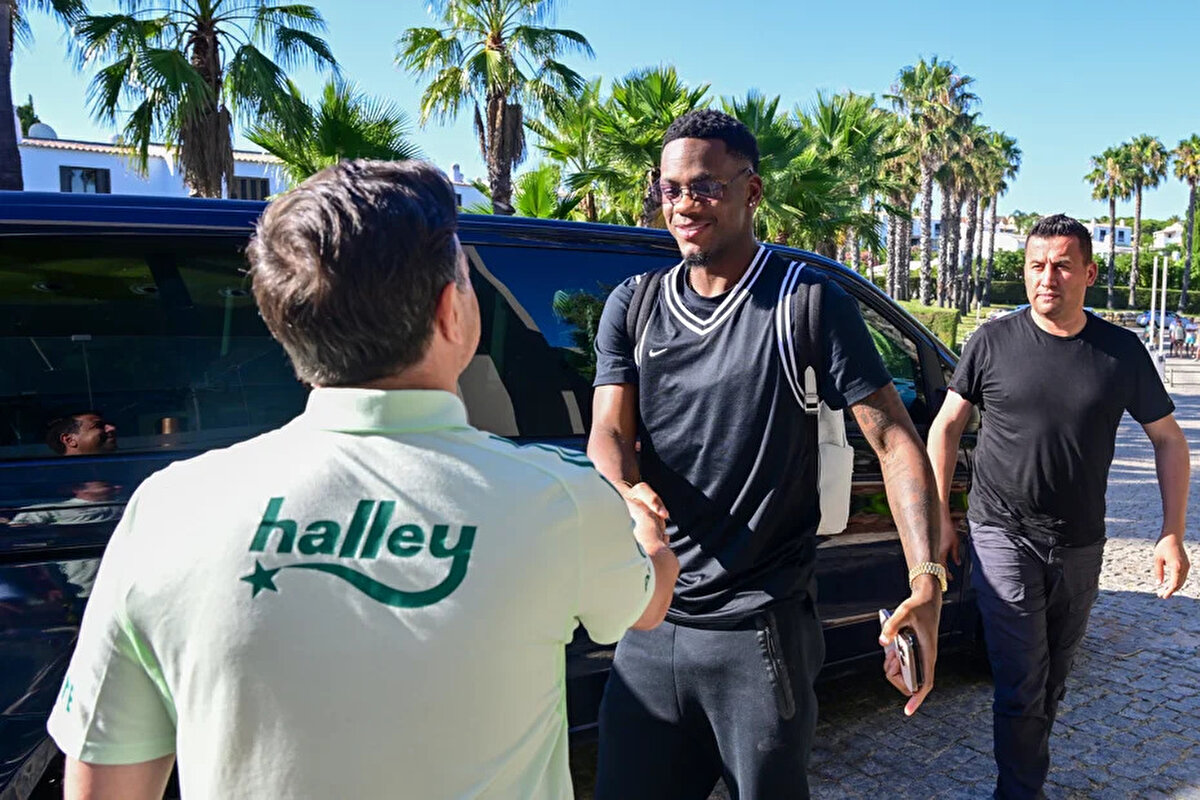 Kicker'in haberine göre Fenerbahçe, Stuttgart'ın geçen sezon Kızılyıldız'a kiraladığı 26 yaşındaki kanat oyuncusu ile ilgileniyor. Alman ekibi, 2026'da sözleşmesi sona eren Silas için 8 milyon euro talep ediyor.