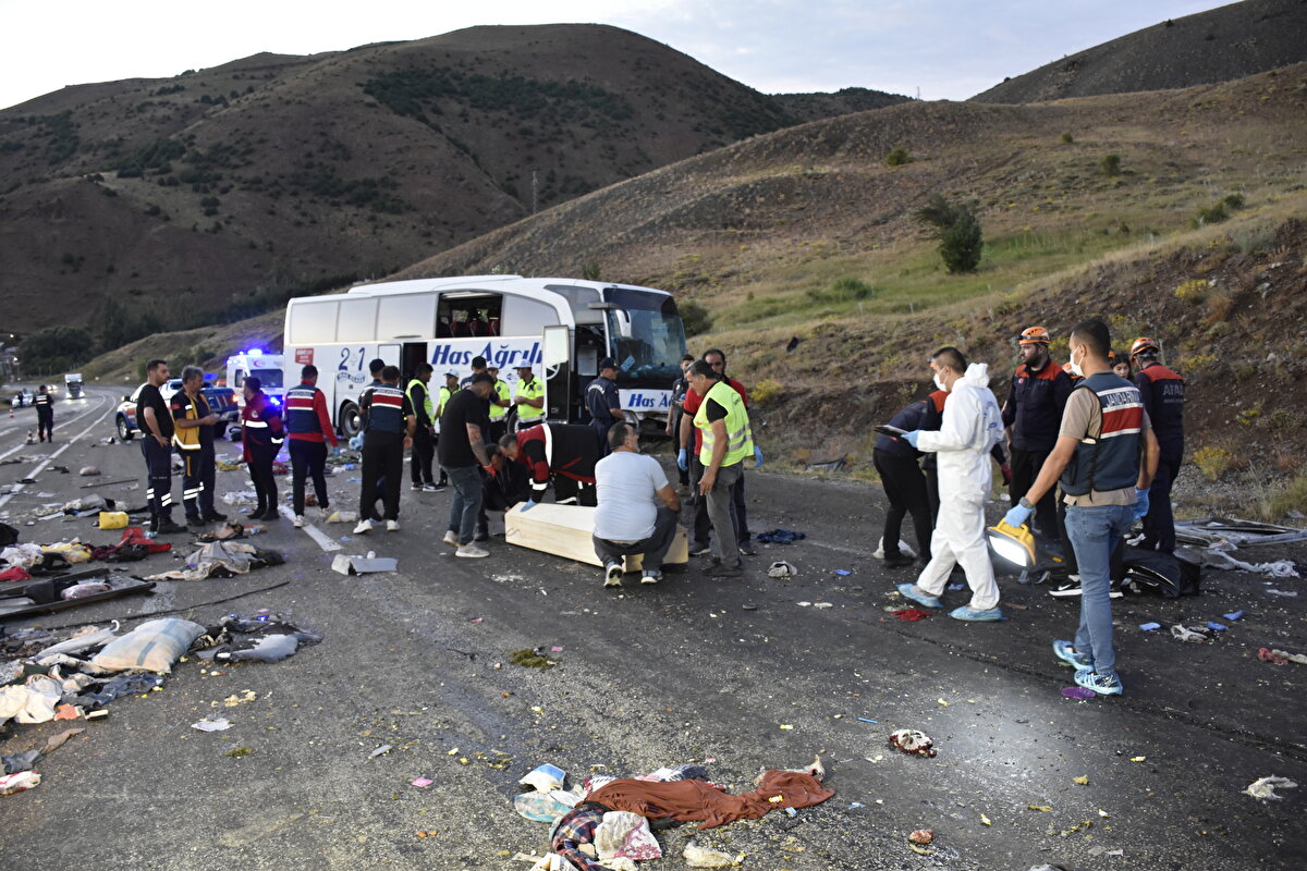 Ağrı'dan İzmir'e giden O.K. idaresindeki 34 CZH 636 plakalı Has Ağrılı Turizm'e ait yolcu otobüsü, Sivas-Erzincan kara yolunun Kuzköy mevkisinde dağın yamacına çarptı.