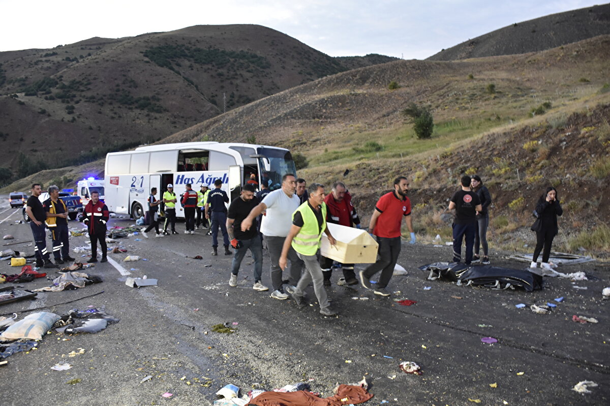 İhbar üzerine kaza yerine, sağlık, polis, jandarma, AFAD, itfaiye ve gönüllü arama kurtarma ekipleri sevk edildi.