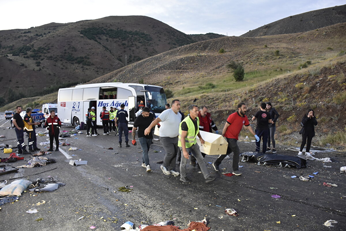 Kazada 4 kişi yaşamını yitirdi, 1'i ağır 33 kişi yaralandı.
