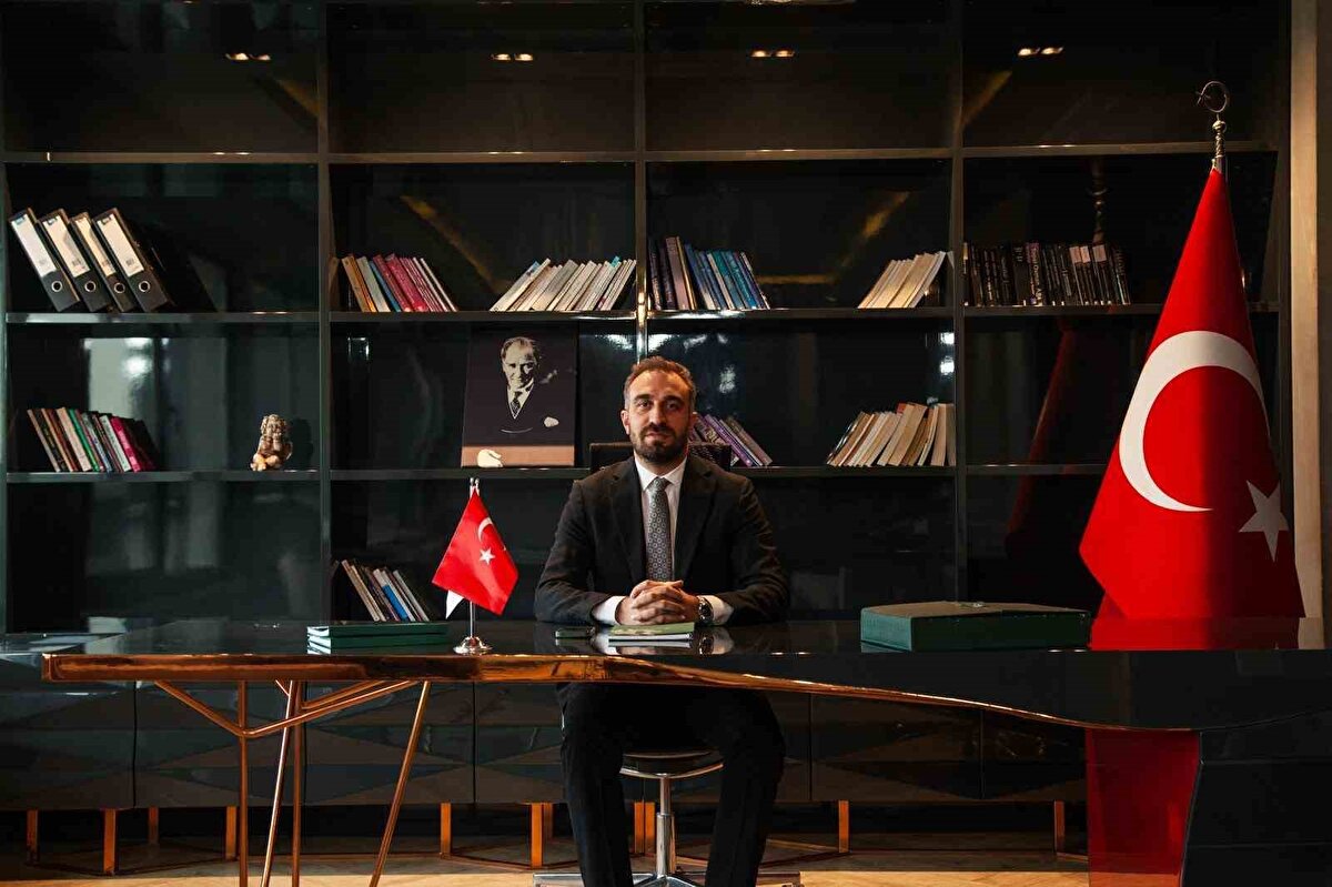 Hurda araçlar pazarlık usulüyle satılacak<br><br>Görevlendirilecek makine mühendislerinin hazırlayacağı rapor doğrultusunda hurda olduğu belirlenen araçlar, Sanayi ve Teknoloji Bakanlığı’nın belirlediği bedelin altına düşmemek şartıyla lisanslı firmalara pazarlık usulüyle satılacak. Hurda olmayan araçların satışını ise ilgili idareler gerçekleştirecek.