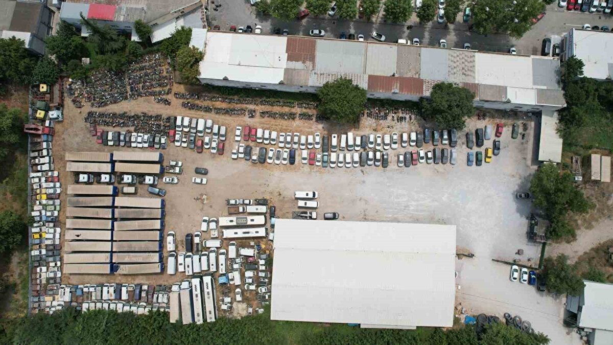 Türkiye Yediemin Federasyonu Başkanı Onur Özdemir, yeni düzenlemeyle araçların 11 aydan fazla yedieminde kalamayacağını belirterek, "Tebliğ edilen süre içinde başvuru yapılmazsa araçlar açık artırmayla satılacak. Elde edilen gelirler vadeli hesaplarda tutulacak ve hak sahiplerine ödenecek" dedi.<br><br>Yaklaşık 30 milyon araç sahibini ilgilendiren bu uygulama, hem otoparklardaki araç yoğunluğunu azaltacak hem de ekonomiye katkı sağlayacak.<br><br>Öte yandan yasal düzenlemenin SGK borçlularının araçlarını kapsamadığı, bununla ilgili de yeni düzenlemenin yolda olduğu öğrenildi.