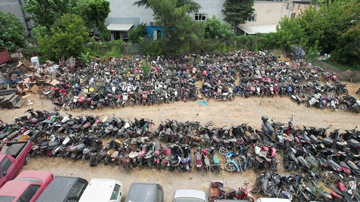 Üzerindeki haciz ve şerhler kalkacak<br><br>Satış işlemiyle birlikte araçlar üzerindeki "satılamaz, devredilemez, haciz, ihtiyati haciz, rehin" gibi tüm şerhler kaldırılacak. Satıştan elde edilen gelir, varsa alacaklılara dağıtılacak; kalan bakiye ise araç sahibine bildirilecek. Araç sahibi 1 ay içinde başvuru yaparsa bu tutar kendisine ödenecek.