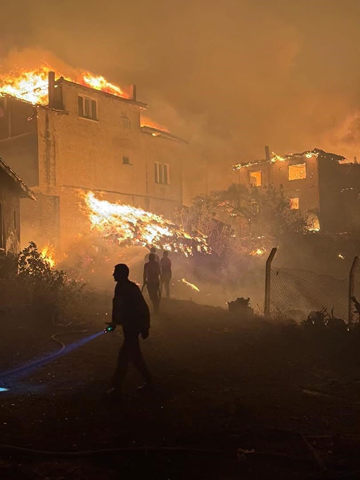Alevler, tahliye edilen Taşoluk Mahallesi’ne sıçradı. Mahallede bulunan evler alev topuna döndü.