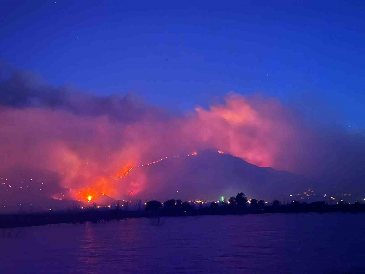 Bölgeye sevk edilen ekipler yangını söndürebilmek için karadan ve havadan müdahaleyi sürdürüyor.