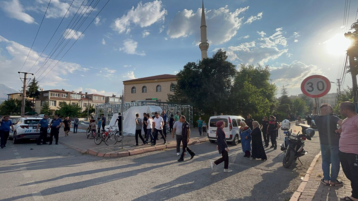 Çevredekilerin ihbarı üzerine olay yerine çok sayıda polis ve sağlık ekibi sevk edildi. 