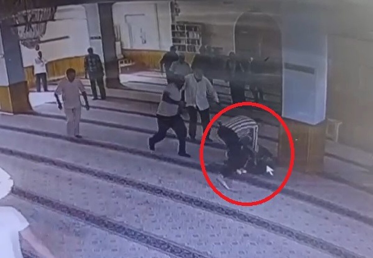 Öte yandan, yaşanan olayın güvenlik kamerası görüntüleri ortaya çıktı. Görüntülerde, Yasin Ş.’nin namaz kılan Şevki Tanrıkulu’na bıçakla saldırdığı görüldü. 