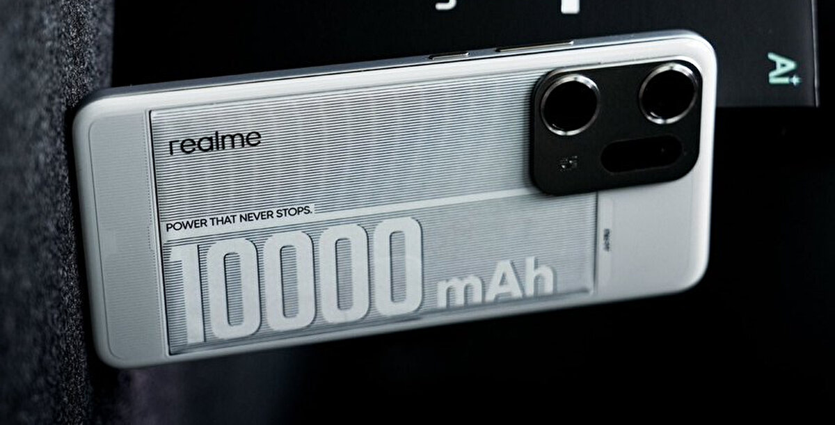Paylaşılan bilgilere göre, 2026 yılında orta segmentte konumlanacak bir telefon modeliyle dünyanın ilk 10.000 mAh bataryalı telefonu piyasaya sürülecek. İlginç olan ise bu güçlü bataryaya rağmen cihazın yalnızca 8,5 mm kalınlığında olacak olması. Bu da büyük batarya = kalın telefon denklemine bir son verebilir.<br><br>Henüz markası açıklanmayan modelin, yılın ilk yarısında tanıtılması bekleniyor. Ancak teknoloji meraklılarının aklında tek bir isim var: realme. Zira Çinli üretici geçtiğimiz aylarda 10.000 mAh bataryaya sahip bir konsept telefon göstermişti. Ayrıca realme, silikon karbon batarya teknolojisinde öncü firmalardan biri olarak öne çıkıyor.