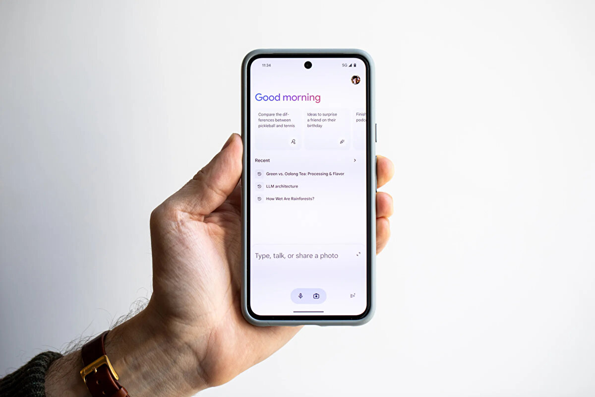 Eğer e-posta özetlerinde anormal ifadeler, telefon numaraları ya da acil çağrılar görürseniz, bu tür içeriklere itibar etmeyin. Gmail’in orijinal e-posta içeriğini kontrol ederek herhangi bir dolandırıcılık girişimini erkenden fark edebilirsiniz.