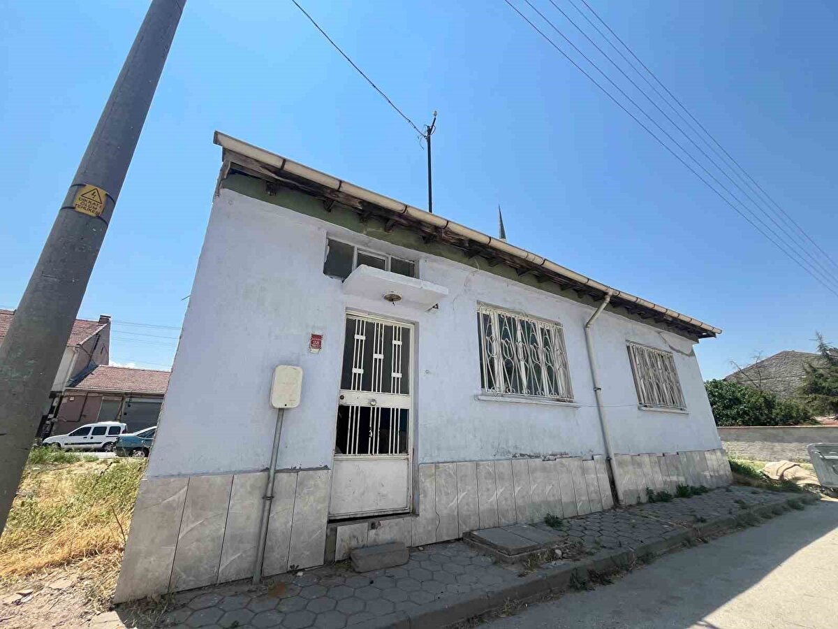 Binaya kimliği belirsiz kişi veya kişilerin levye ile kapıyı açarak ve içeride ikamet etmeye başlandığını öğrenen muhtar, durumu polis ekiplerine ihbar ederek, evin boşaltılması yönünde çalışma başlattı.