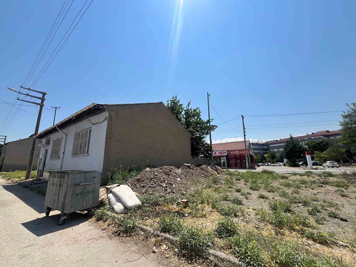 Fevziçakmak Mahallesi Zorlutuna Sokak üzerinde bulunan 28 kapı numaralı müstakil evin sahibi vefat ettikten sonra kapı kilitlenmiş, bina boş kalmıştı. 