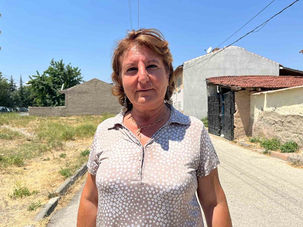  Fakat geçtiğimiz günlerde Fevziçakmak Mahalle Muhtarı Ayşe Çıraklı, bina kapısında zorlama izleri tespit etti.