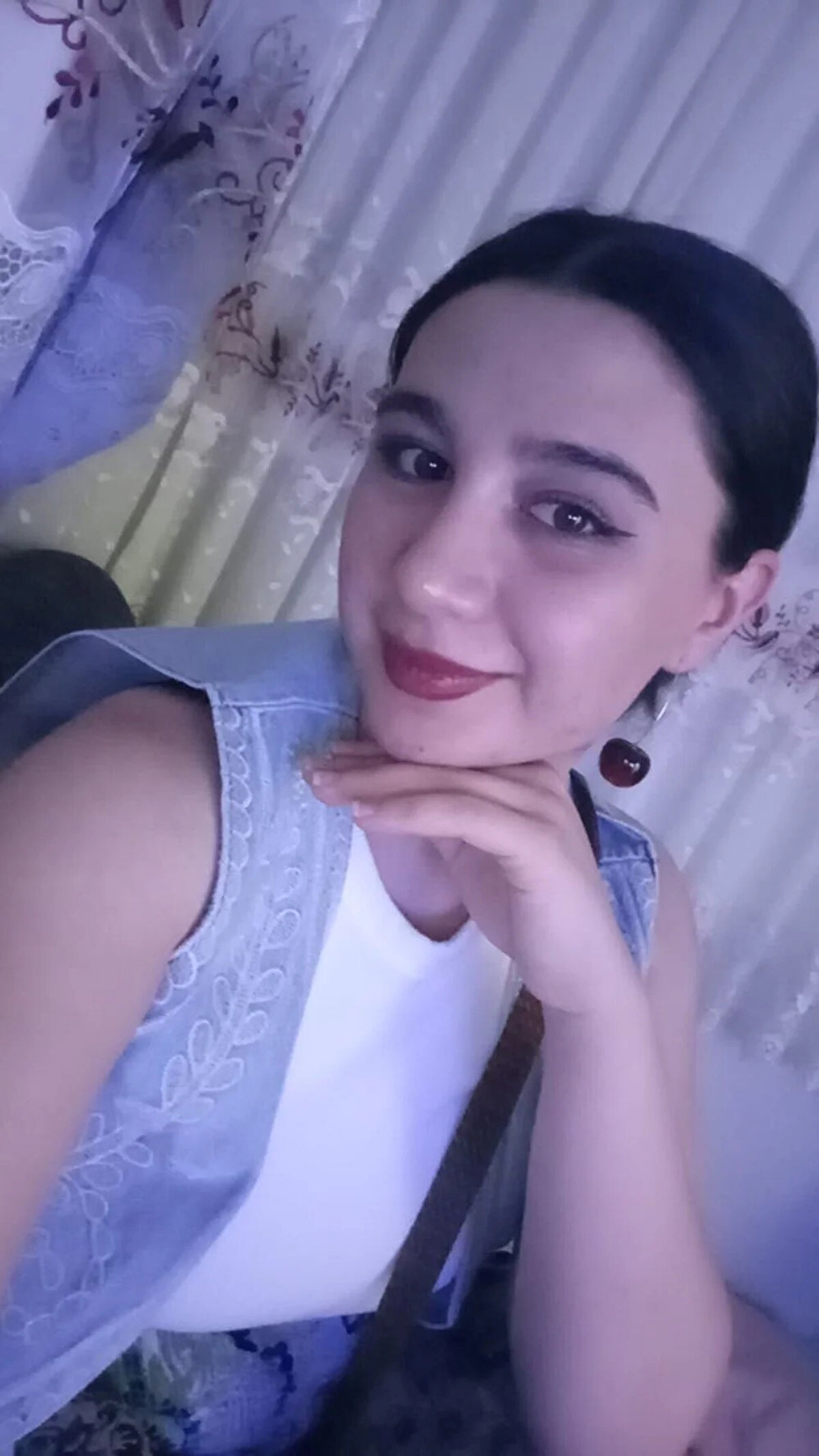 "Öldürüyorsanız öldürün"<br><br>Kızının ölümünden eşi M.A.'nın da sorumlu olduğunu söyleyen anne Hülya Akkaş, şu iddilarda bulundu:<br><br>"Mayıs ayında gece saat 01.00 civarıydı. Kapım çalındı. Bir baktım İlayda ve babası. İlayda'nın gözü mosmor, yüzü şiş içindeydi. Ne olduğunu sorunca babası, İlayda'nın kendi kendini dövdüğünü söyledi.<br><br>Ben de 'kendini nasıl döver, öyle bir şey nasıl olur' dedim. Eşim çıkınca, kızım bana kaynanasının şekerliği kafasında kırdığını, görümcesi ve eşinin öldüresiye tekme tokatla dövdüğünü söyledi.<br>İlayda, o esnada babasının orada olduğunu ve 4'üncü kattan atlamaya çalıştığını, babasından kendisini kurtarmasını istediğini söylemiş.<br><br>Fakat babası, kızıma 'kendini aşağı at' demiş. Babası onu dövdükleri zaman bile 'ben karışmıyorum, ben ilgilenmiyorum.<br><br>Öldürüyorsanız öldürün' demiş. Kızımın ölümünden babası da sorumludur."