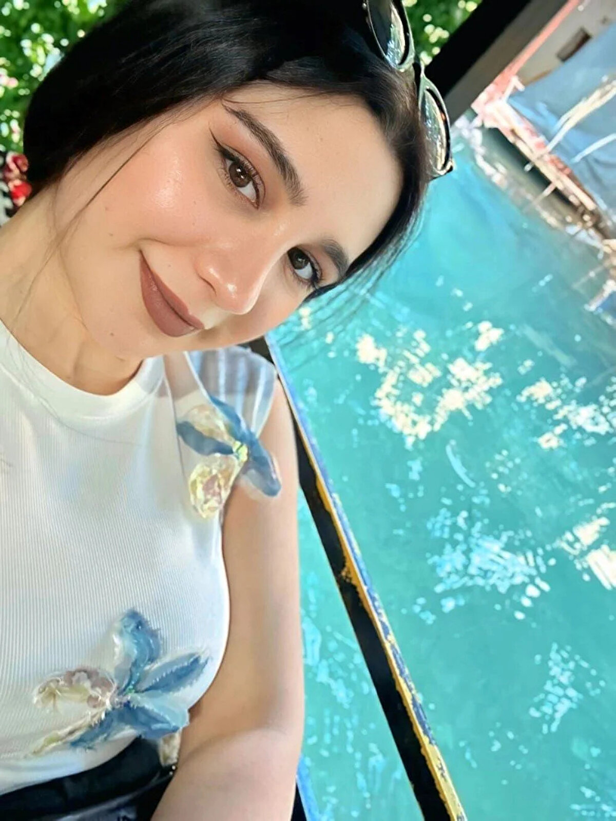 "Ölümle tehdit ediyorlardı"<br><br>"Kızım bana kendisini kurtarmamı, bu şehirden gitmek istediğini söyledi." diyen anne Akkaş, "Taksiyle Batman'a gittik. Batman'dan uçakla İzmir'e gittik. İzmir'de 20 gün kaldık. 20 gün kaldıktan sonra kızım dedi ki 'Anne Antalya'ya gidelim.' Antalya'da da kaldık. Bunlar sürekli İlayda'yı arayıp, ölümle tehdit ediyorlardı." dedi.