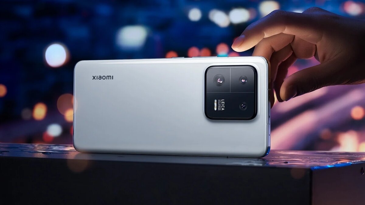 2. Xiaomi 13 – 37.044 TL<br>Xiaomi 13, kompakt tasarımı ve profesyonel Leica kamerasıyla dikkat çekiyor. Amiral gemisi işlemcisi sayesinde yüksek performans sunarken, fotoğraf kalitesiyle de beklentileri aşıyor.<br><br>İşlemci: Snapdragon 8 Gen 2<br><br>Kamera: Leica lensli üçlü arka kamera (50 MP ana + 10 MP telefoto + 12 MP ultra geniş)<br><br>Ekran: 6.36" AMOLED, 120 Hz<br><br>Batarya: 4500 mAh, 67W kablolu, 50W kablosuz hızlı şarj<br><br>Diğer: IP68 suya ve toza dayanıklılık, MIUI 14 (Android 13)