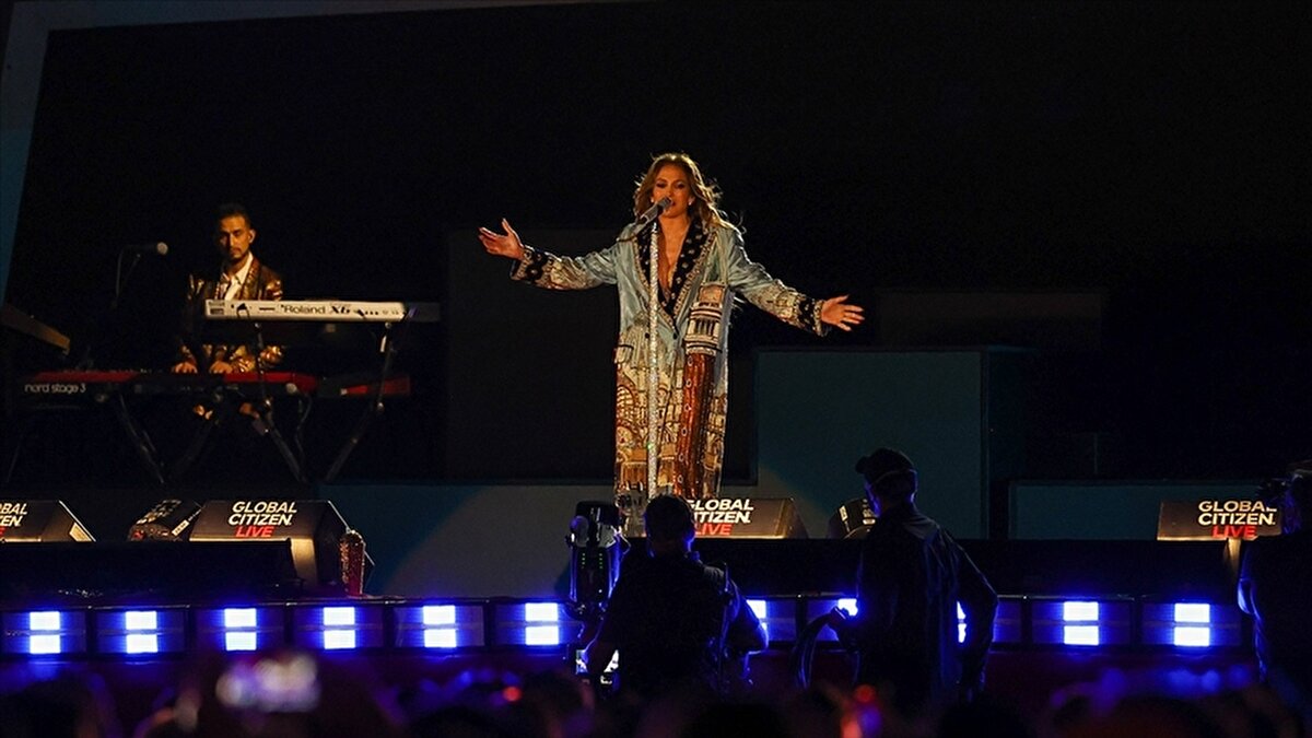 Festival ekibinden yapılan açıklamaya göre, her şeyiyle Türkiye'de üretilen ve konseptini, İstanbul'un 7 tepesinde simge haline gelen modern yapılardan alan İstanbul Festivali sahnesi, 70 tır dolusu ekipmandan oluşuyor.