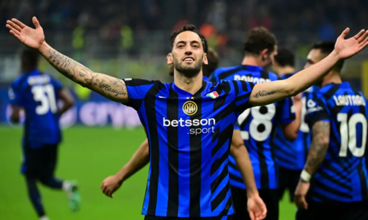 Inter'den ayrılmak isteyen Hakan Çalhanoğlu, Galatasaray'a transfer olmak istediğini söylese de sarı kırmızılıların Osimhen transferine odaklanması nedeniyle transfer gerçekleşmedi.