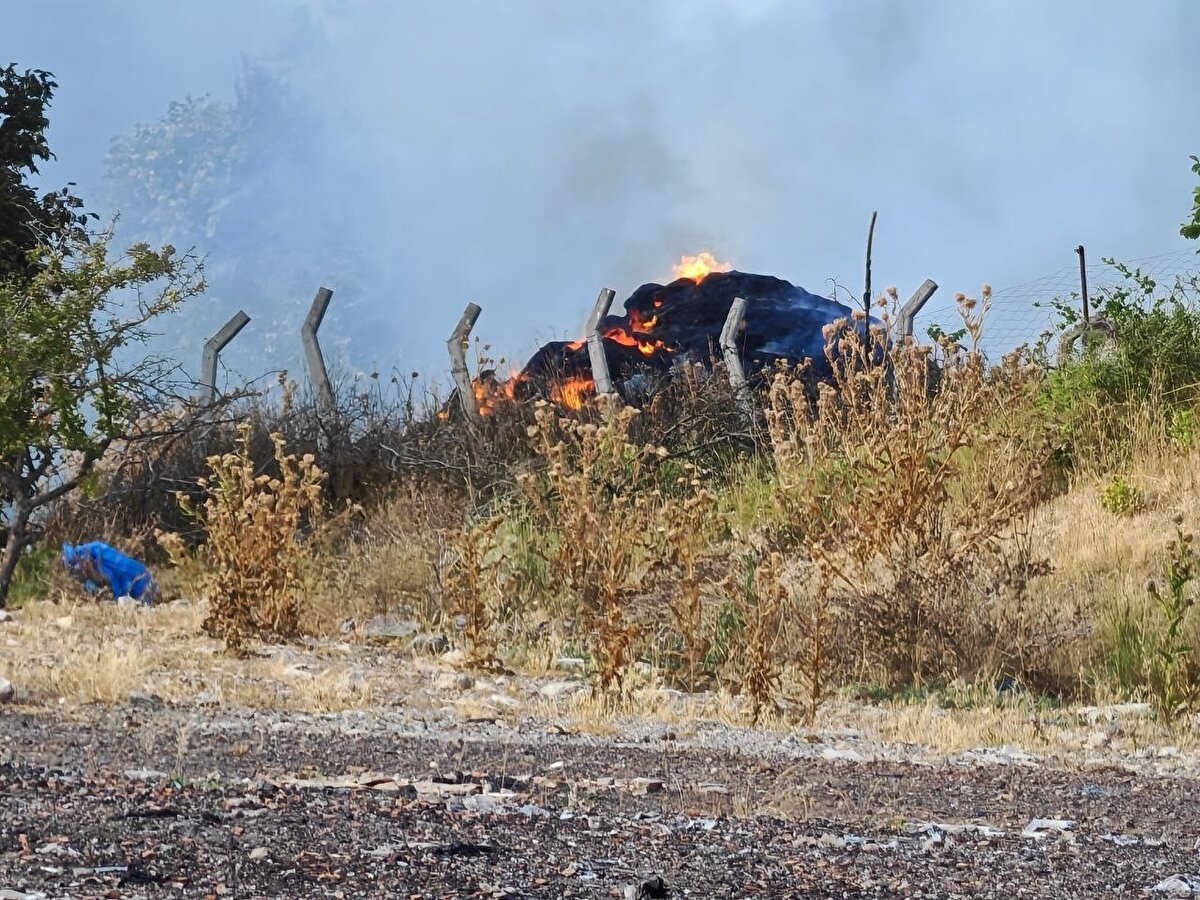 Malkara ilçesi Meşatlık mevkiinde çıkan anız yangını, kısa sürede büyüyerek ormanlık alana yayıldı.