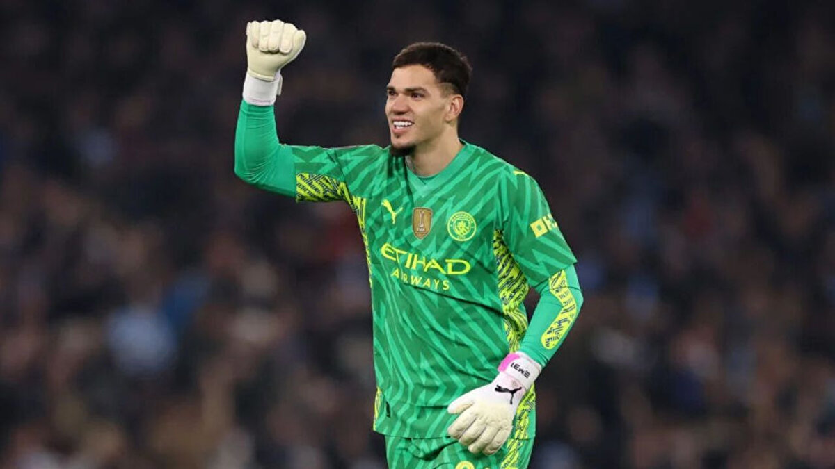 Ederson'un kariyerindeki başarıları neler?<br><br><br>City ile birlikte birçok başarıya imza atan Ederson’un kulüp kariyerinde:<br><br>6 Premier League şampiyonluğu<br><br>1 UEFA Şampiyonlar Ligi şampiyonluğu<br><br>2 FA Cup şampiyonluğu<br><br>4 Lig Kupası zaferi gibi birçok önemli başarı bulunuyor.<br><br>Ayrıca Brezilya Milli Takımı ile de Copa America şampiyonluğu yaşamıştır.