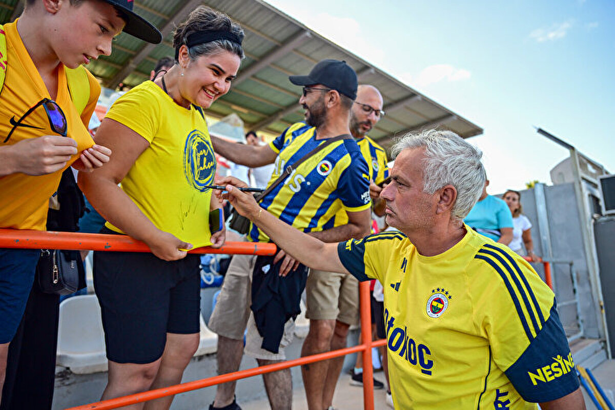 Sporting'in şampiyonluğunda kilit rol oynayan Gyökeres'e ilgi var. Onu da takip ediyorum." dedi.<br><br>