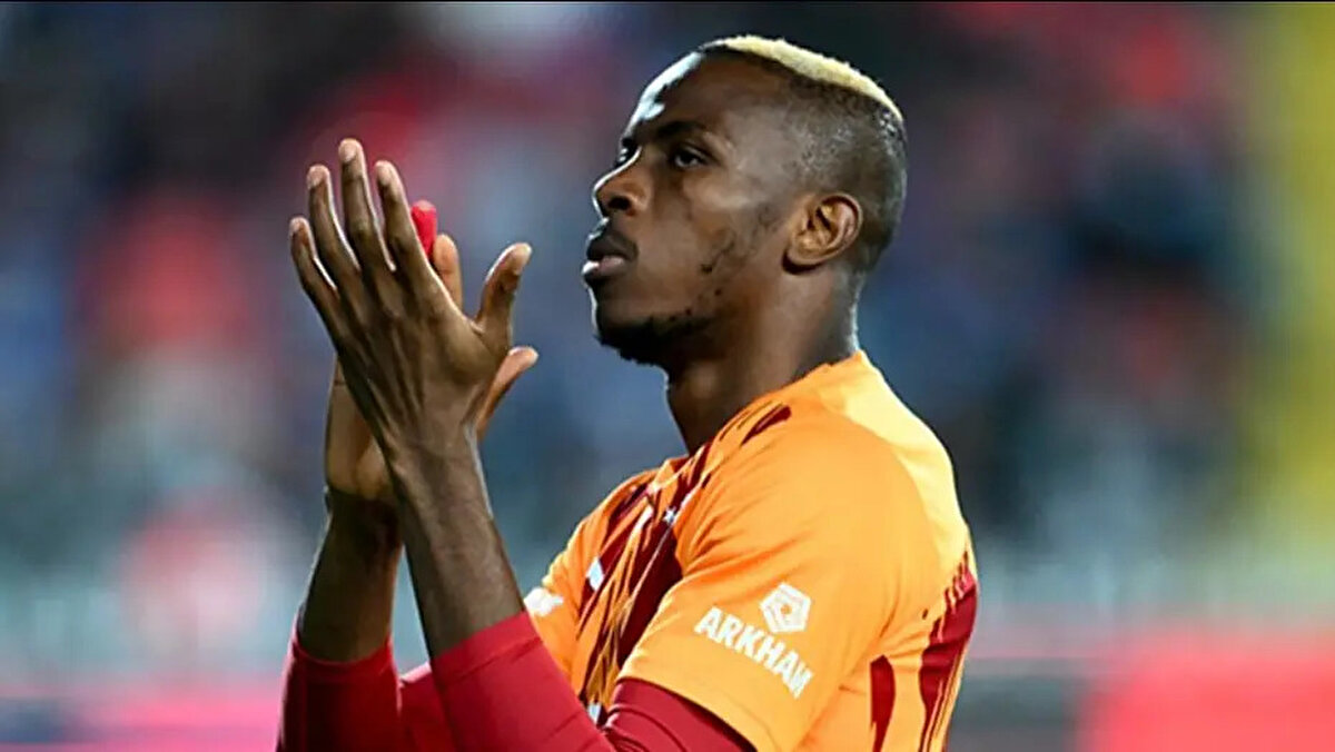 Sözleşmede Osimhen'in 2027'ye kadar İtalya Serie A'dan herhangi bir takıma satılmayacağı, yıldız golcünün bir sonraki satışının 75 milyon euro üzerinde olması halinde yüzde 10'luk bir payın da Napoli'ye verileceği aktarıldı.<br><br>