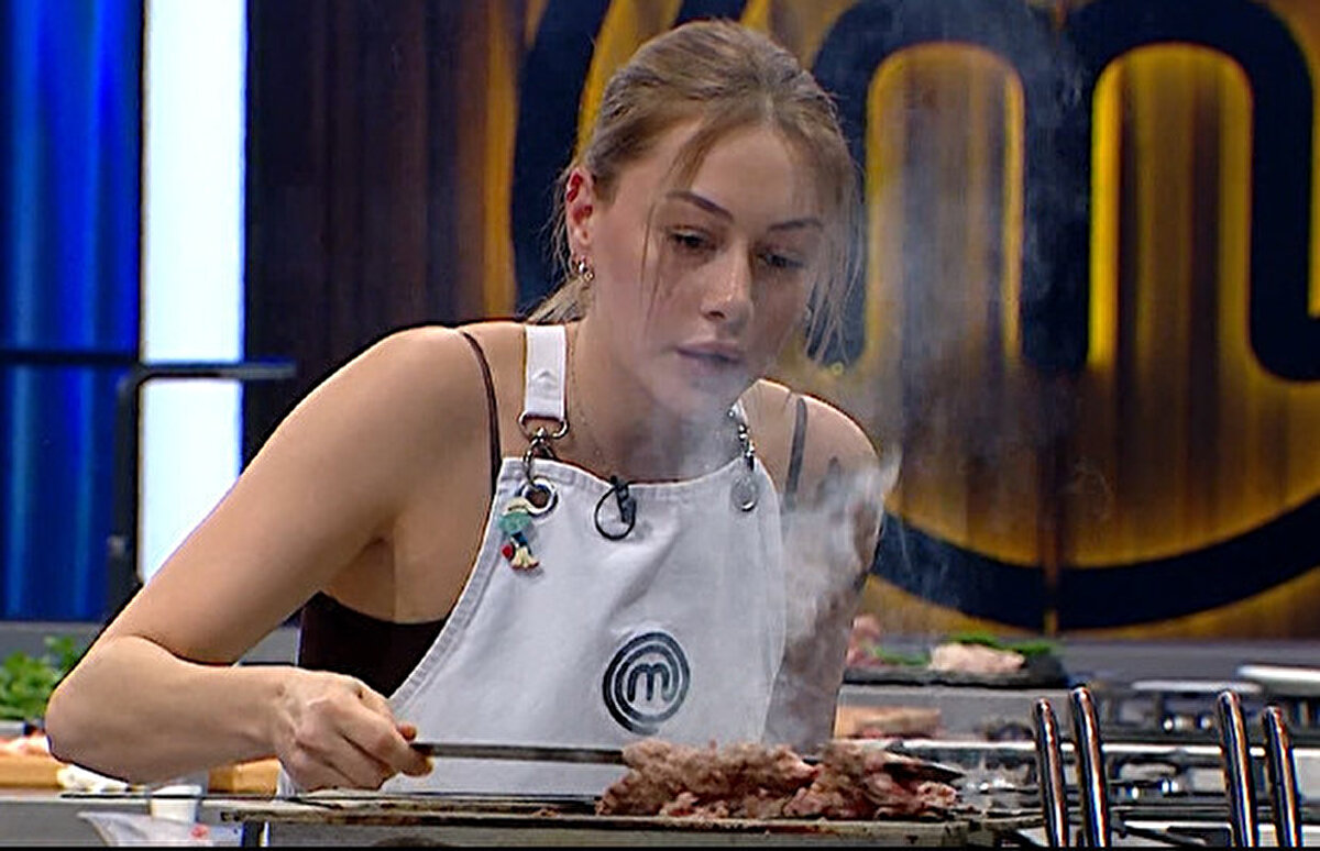 MasterChef’te heyecan giderek artıyor! 20 Temmuz 2025 Pazar akşamı ekrana gelen yeni bölümde, yarışmacılar kıyasıya mücadele etti. Gecenin sonunda ana kadroya giren 9. isim belli oldu. Peki, MasterChef 2025'te önlüğü kim aldı? İşte kazanan isim ve ana kadroya giren yarışmacılar listesi…