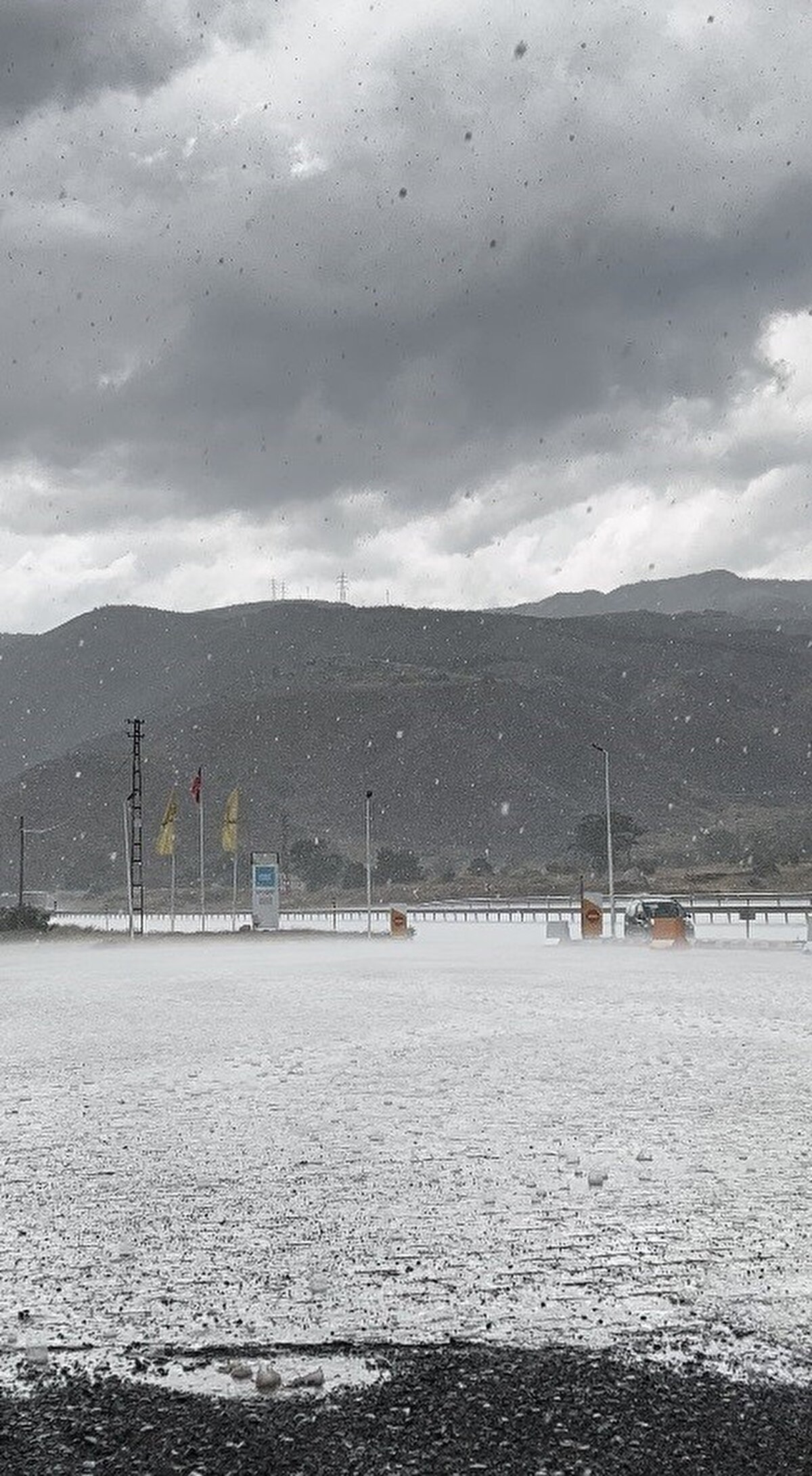  Sakaltutan mevkiinde sel sularının akış yönünde bulunan araçlar ilerlemekte güçlük çekerken, yollar adeta göle döndü, çamur birikintileri oluştu.