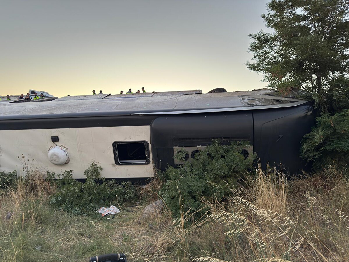 Otobüste 24 yolcu ile birlikte 2 şoför ve 1 muavinin bulunduğu öğrenildi. Kazayla ilgili soruşturma başlatıldı.