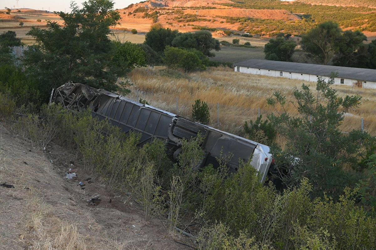Edinilen bilgiye göre, İzmir’den İstanbul’a giden yolcu otobüsü, Balıkesir’in Naipli Mahallesi yakınlarında kontrolden çıkarak devrildi.