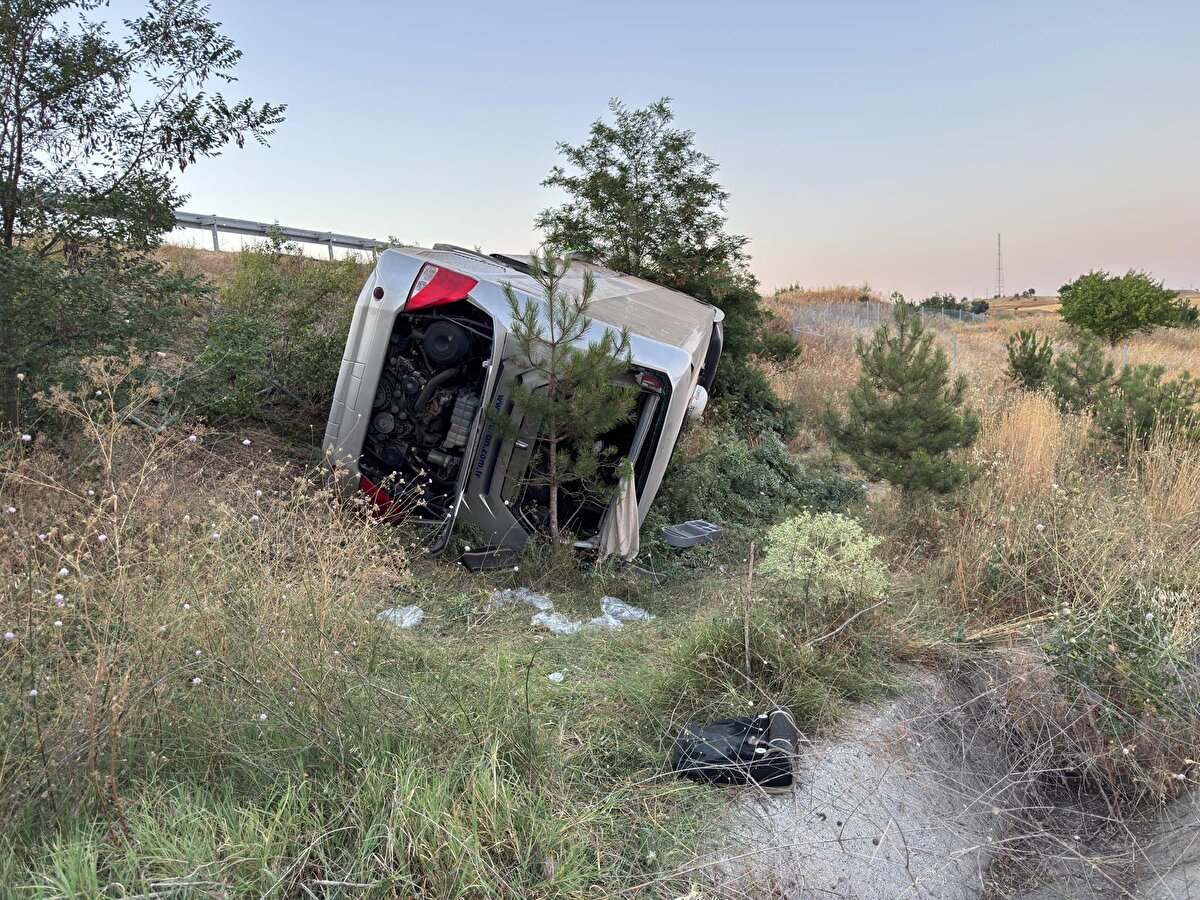 ölgeye jandarma, sağlık ve itfaiye ekipleri sevk edildi. Kazada otobüste bulunan 1 yolcunun ağır, 5 yolcunun orta, 21 yolcunun da hafif şekilde yaralandığı belirtildi. Yaralılar bölgedeki sağlık kuruluşlarına sevk edildi.