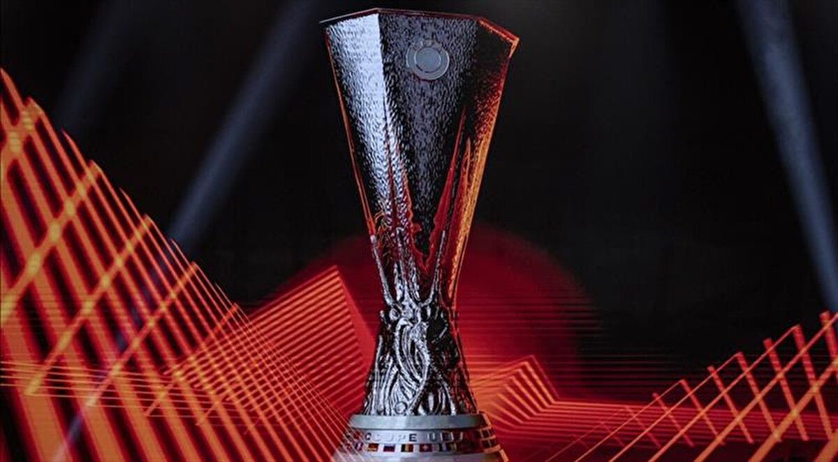 Avrupa Ligi'nin kura çekimi de bugün yapılacak. Avrupa Ligi'ne 2. eleme turundan başlayacak siyah-beyazlılar ilk olarak Arda Turan yönetimindeki Shakhtar Donetsk'le karşılaşacak. Beşiktaş bu turu geçmesi halinde yoluna Avrupa Ligi'nde, elenmesi halinde Konferans Ligi'nde devam edecek.<br><br>