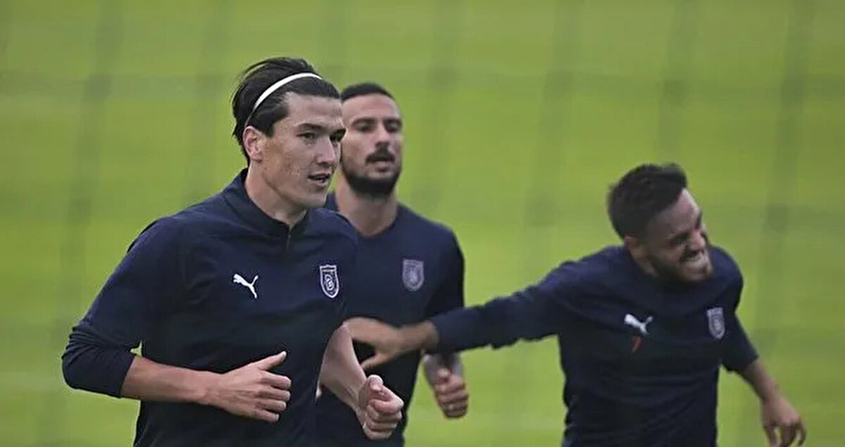 Konferans Ligi'nde mücadele eden Başakşehir'in de 3. eleme turundaki muhtemel rakibi bugün belli olacak. 2. eleme turundan Konferans Ligi'ne başlayacak Başakşehir, bu turda Bulgaristan temsilcisi Cherno More'yle karşılaşacak. Başakşehir'in Konferans Ligi 3. eleme turundaki muhtemel rakibinin belli olacağı kura çekimi 15.00'te başlayacak.