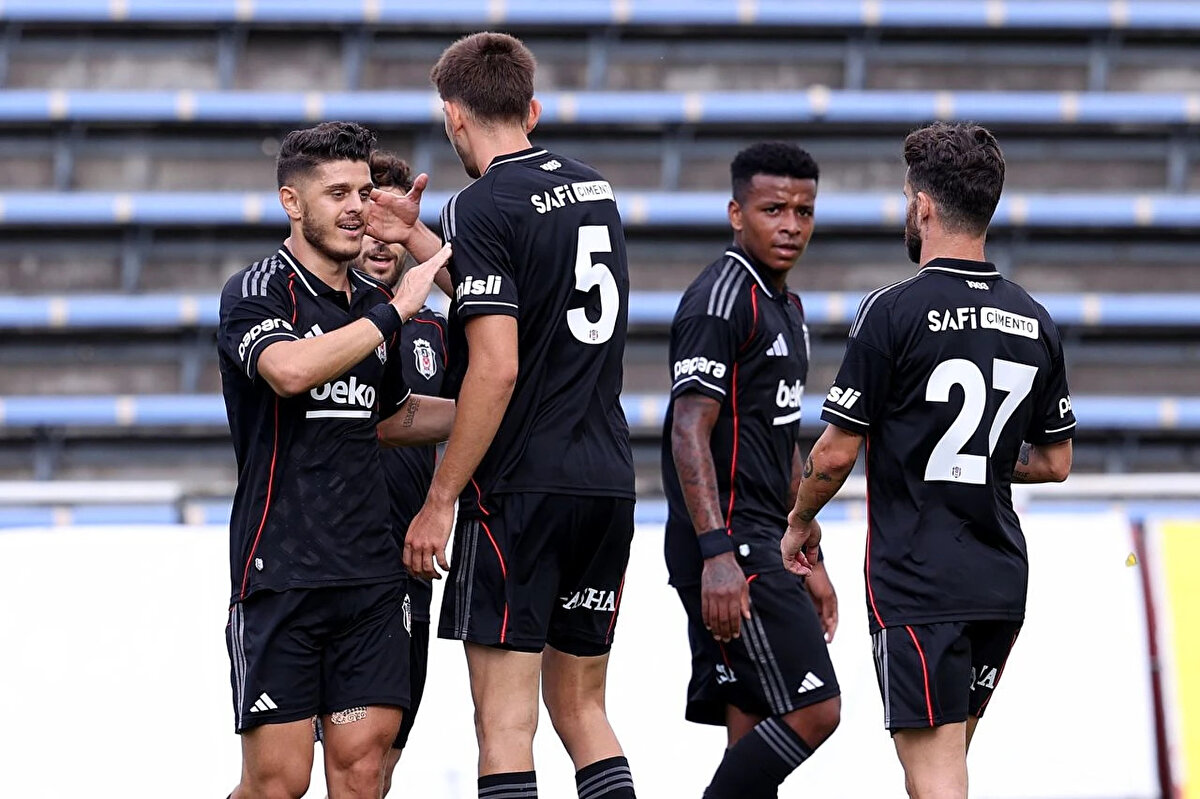 Beşiktaş'ın bugünkü kura çekiminin ardından Avrupa Ligi 3. eleme turundaki rakibi netleşecek. Ayrıca Konferans Ligi'ndeki kura çekimiyle Beşiktaş'ın bu turnuvadaki muhtemel rakibi de netlik kazanacak. Beşiktaş'ın Avrupa Ligi'ndeki muhtemel rakibinin belli olacağı kura çekimi TSİ 14.00'te başlayacak.<br><br>